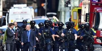 Policu00edas armados patrullan el 04/06/2017 las zonas cercanas al atentado perpetrado en Londres, Reino Unido, el 03/06/2017. Una camioneta de carga atropella a gran velocidad a un grupo de personas en el Puente de Londres, sigue hasta el cercano mercado de Borough, tres atacantes se bajan y comienzan a atacar con cuchillos a quienes se encontraban allu00ed, mientras gritan