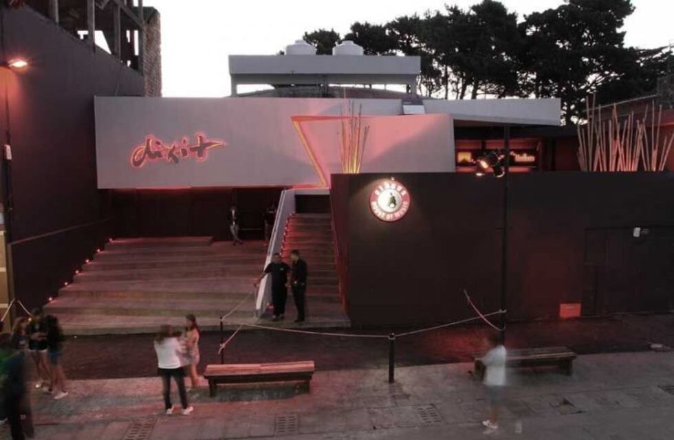 Villa Gesell y otro escándalo: le tiraban botellazos e intentó atropellarlos