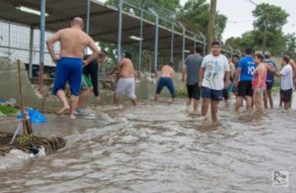 Vecinos rompieron a mazazos la pared de un frigorífico para que el agua drene