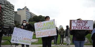 Cientos de personas se manifiestan en contra de la cuarentena en el Obelisco (Foto: Clarín)