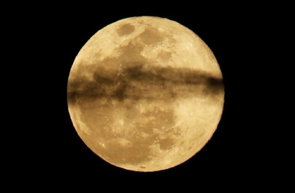 En noche de superluna sobre el Paraná, Posadas y Encarnación iluminadas