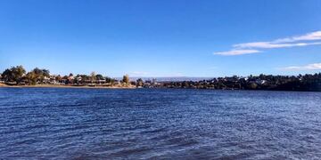 El lago San Roque desde Villa Carlos Paz\u002E (Foto: Facebook / Secretaría de Turismo VCP)\u002E
