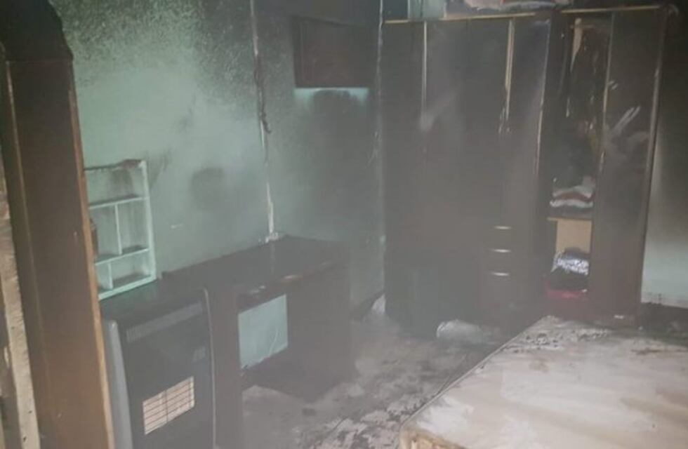 Un incendio afectó casi la totalidad de una vivienda en la calle Juan Laiz