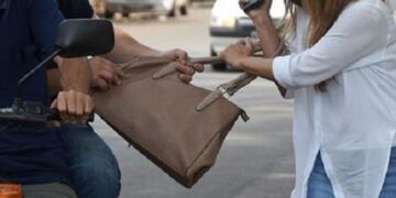 Motochorros le arrebataron la cartera con la documentación para trasladar a su hija que está internada