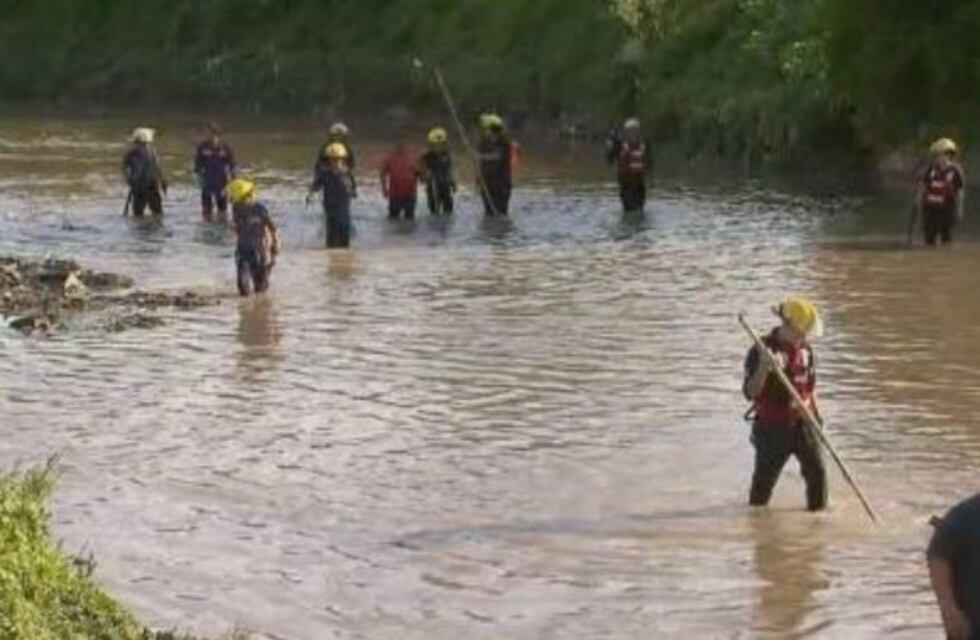 No cesa la búsqueda del remisero que cayó en una boca de tormenta en Benavídez