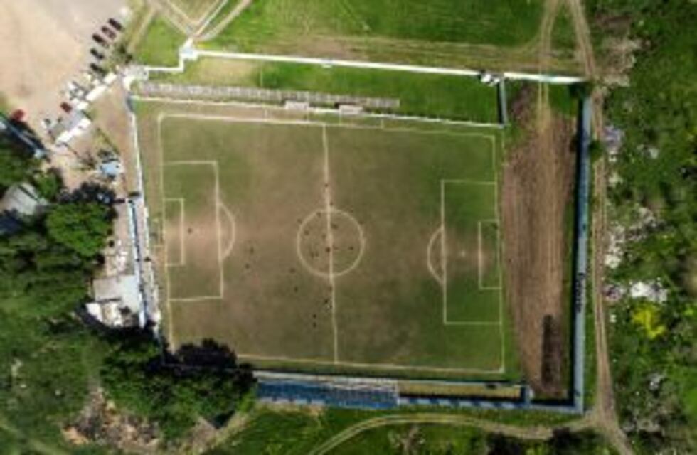 Liniers enderezó su cancha torcida 30 años después