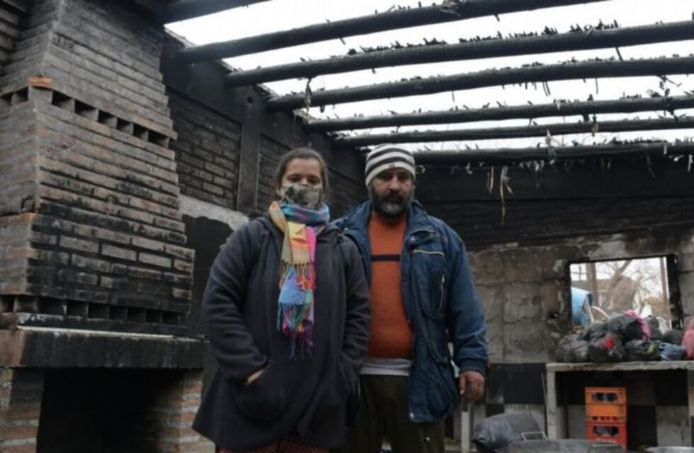 Un incendio los dejó en la calle hace dos meses y no pueden reconstruir