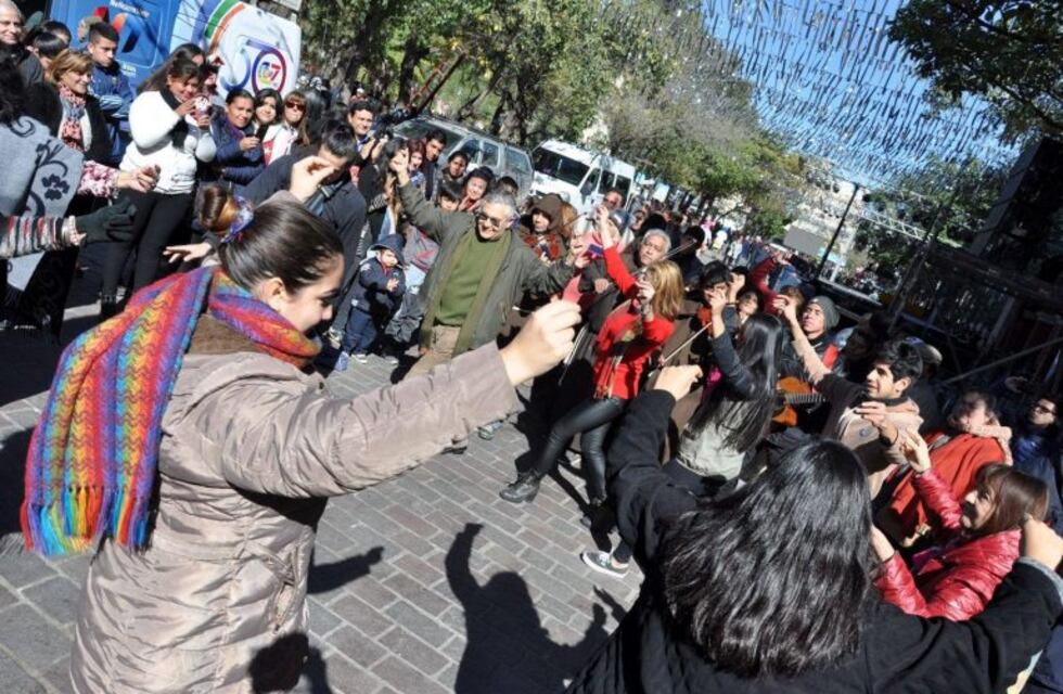 Al ritmo de la "Acción Teatral Urbana", Santiago se prepara para un nuevo aniversario