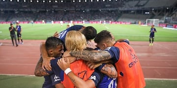Todos abrazan a Menéndez en el gol de Talleres