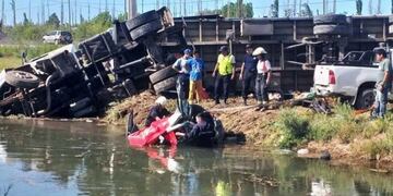 Falleció un hombre que chocó contra un camión en Neuquén