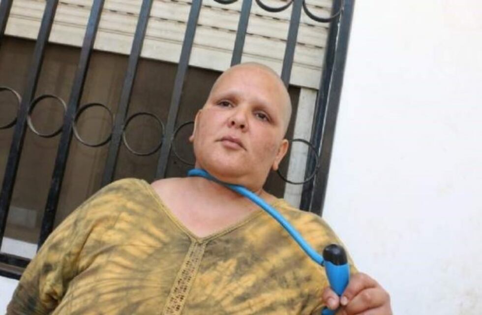 Tiene cáncer y se encadenó en su casa para que no se la quiten