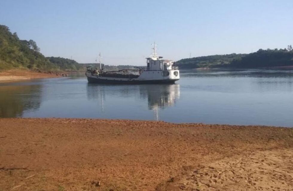 Pusieron en cuarentena a los tripulantes de un buque arenero que encalló en el puerto de Eldorado