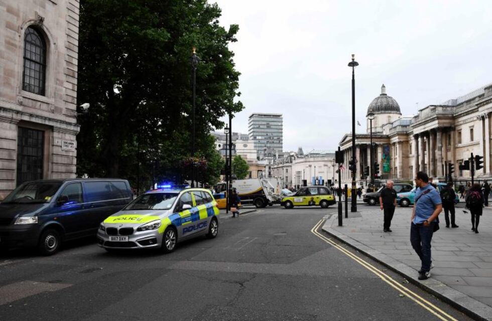 La Policía londiense evacuó la plaza Trafalgar por un paquete sospechoso