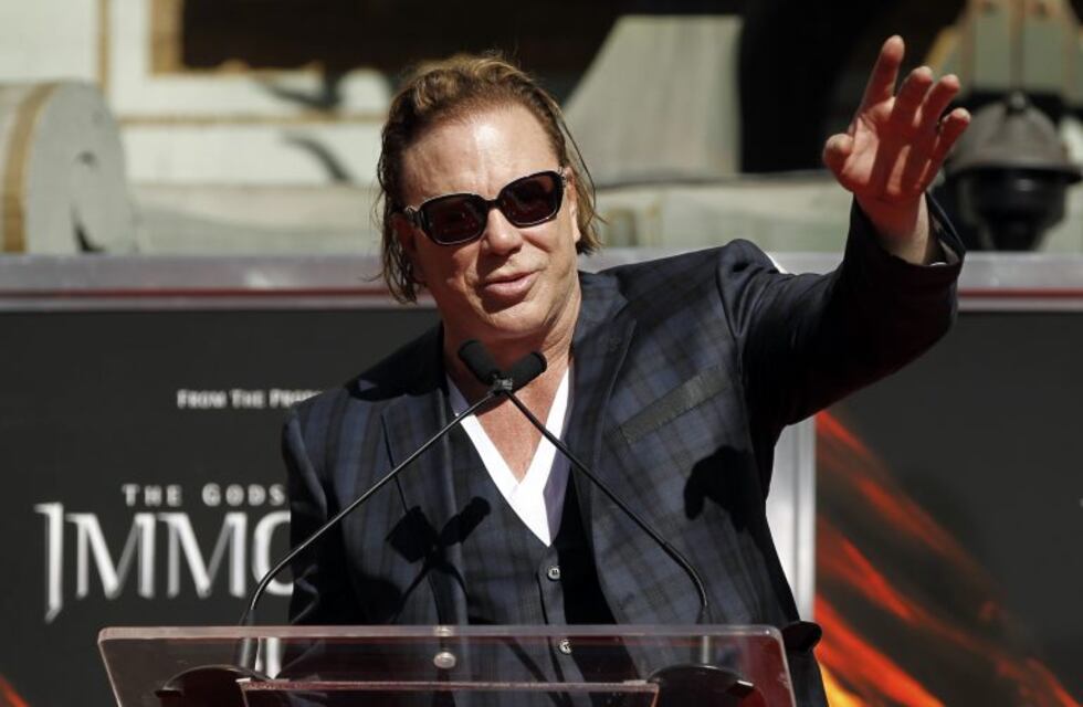 El impactante rostro de Mickey Rourke por sus múltiples operaciones estéticas