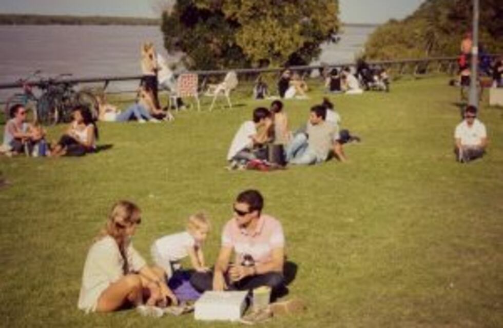 Organizan un picnic nocturno en el parque de las Colectividades