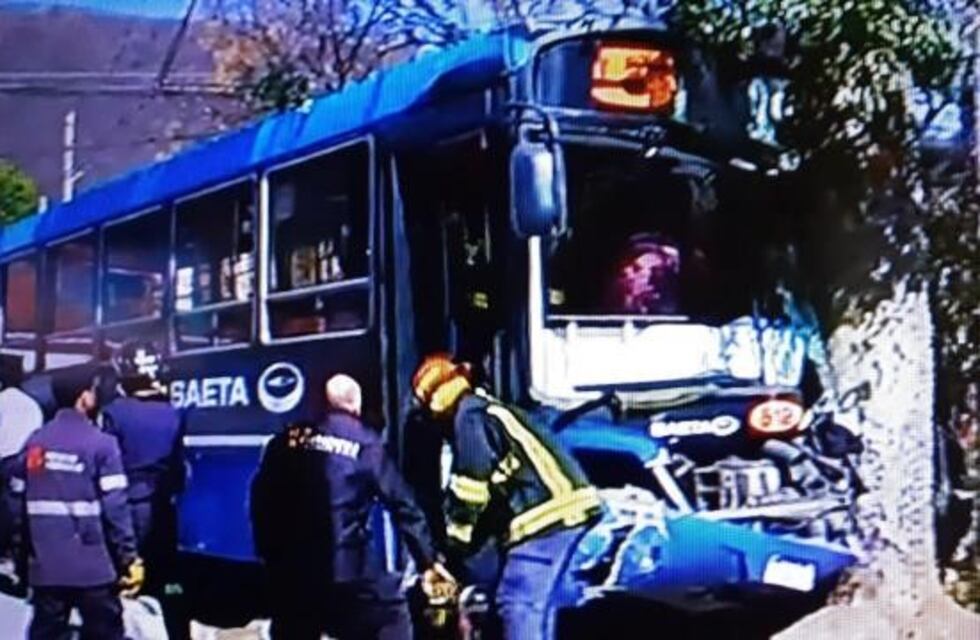 Una chofer de Saeta debió ser trasladada de urgencia al hospital luego de un fuerte choque en Tres Cerritos