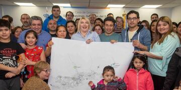 Gobernadora Bertone en firma de contratos