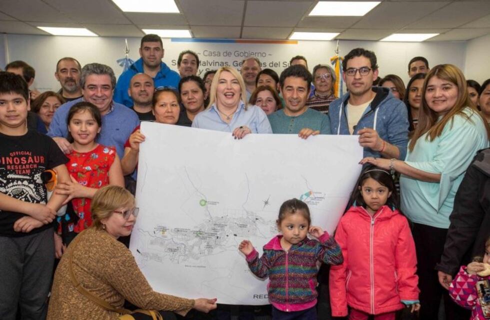 Bertone firmó contratos para ampliación de la red de gas en Ushuaia