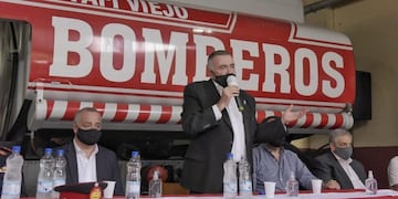 Tafí Viejo: Jaldo entregó un camión cisterna de 10 mil litros de aguas a bomberos\u002E (Facebook)