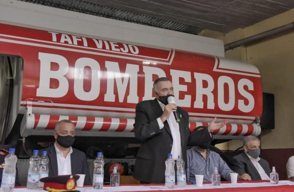 Tafí Viejo: Jaldo entregó un camión cisterna de 10 mil litros de aguas a bomberos