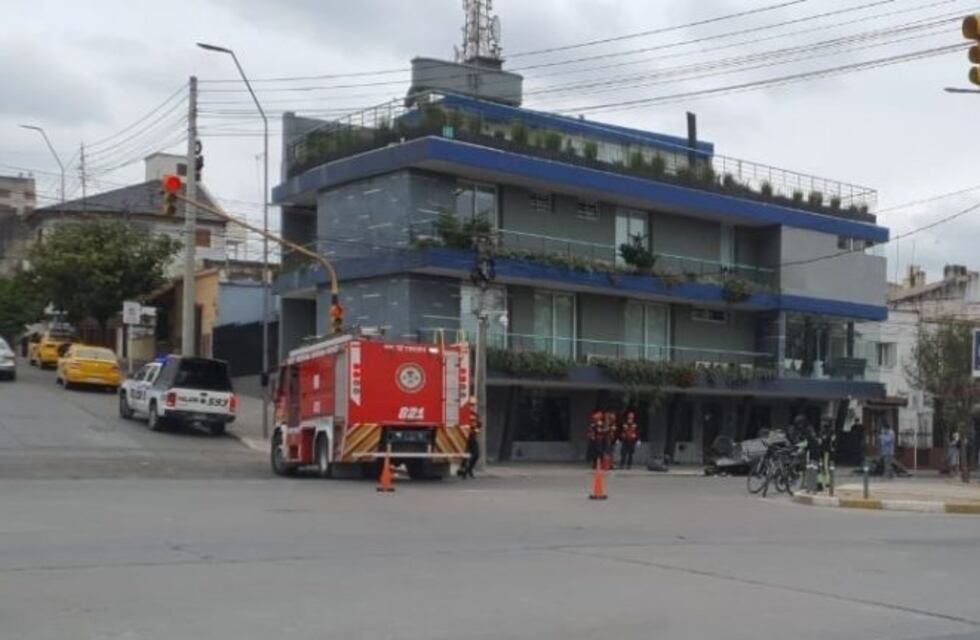Cuatro heridos y botellas vacías, saldo de un vuelco en el centro