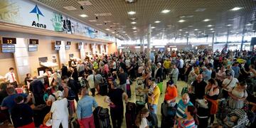 Más de 600 mil turistas se vieron afectados por la quiebra de la empresa británica Thomas Cook\u002E REUTERS/Albert Gea