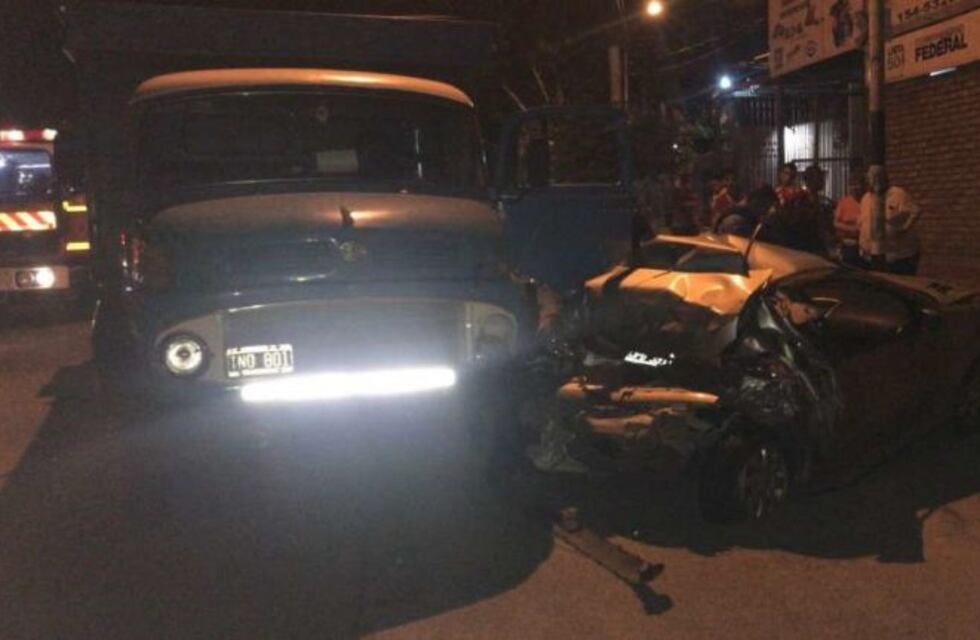 Un camión se quedó sin frenos y arrasó con todo a su paso