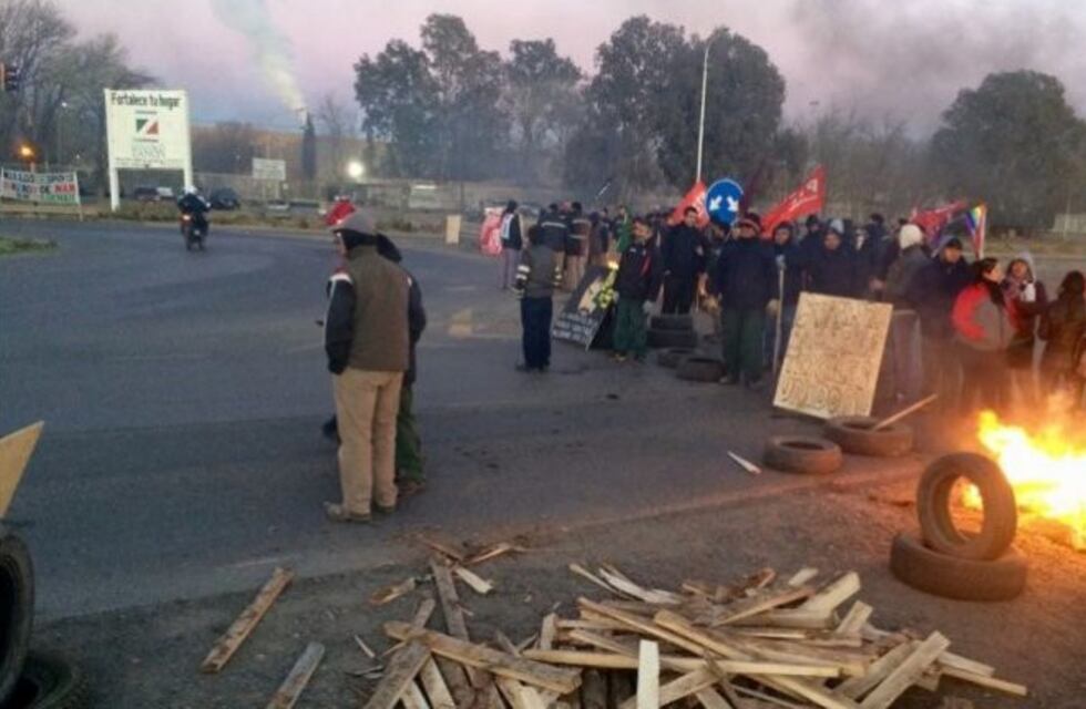 Los trabajadores de la empresa Maderas al Mundo realizan un bloqueo frente a Zanon.