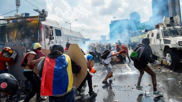 Demonstrators clash with riot police during a protest against President Nicolas Maduro in Caracas, on May 10, 2017.nClashes between protesters and riot cops have left 36 people dead and hundreds injured since the unrest erupted on April 1, according to authorities. Venezuelan protesters hit the streets on Wednesday armed with
