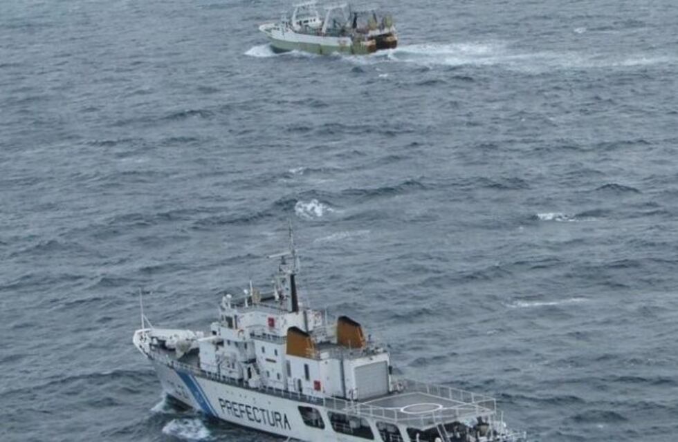 Prefectura rescató a un pescador que naufragaba en punta Popper