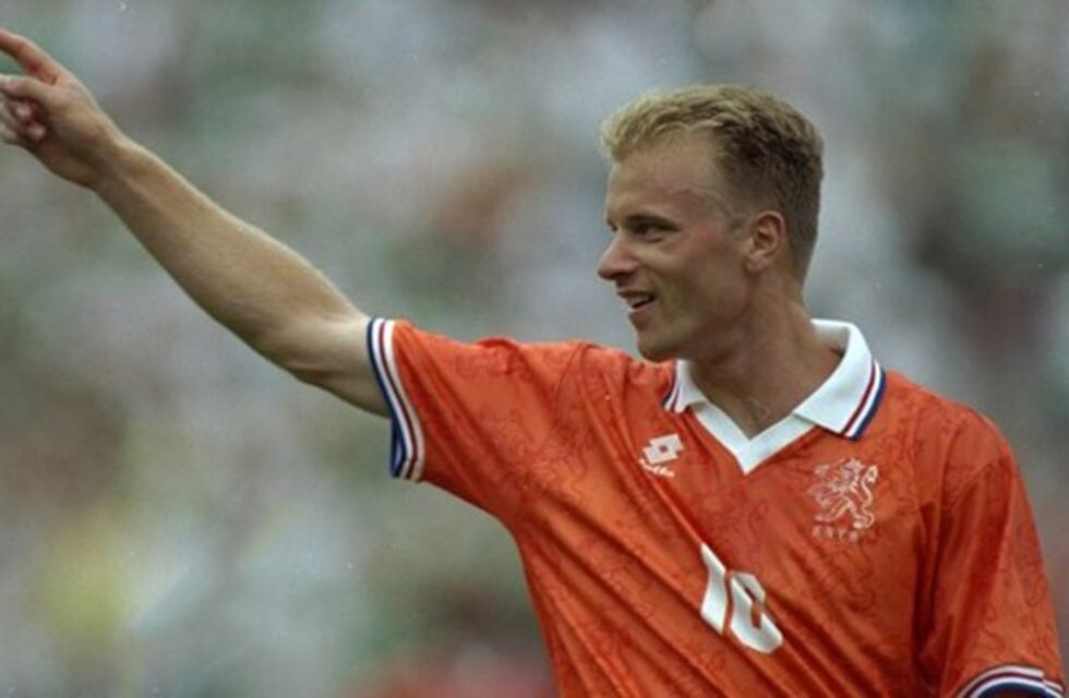 Dennis Bergkamp mostró un Diego Maradona de madera que pintó a sus 12 años