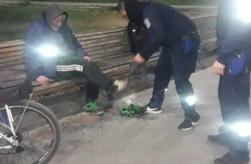 Policías de Mendoza le dieron calzado y abrigo a un indigente de la plaza Independencia