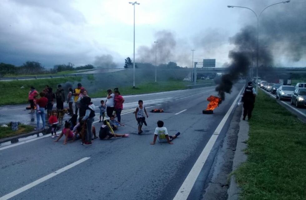 Desvío de tránsito en la Autopista Rosario - Santa Fe por una protesta