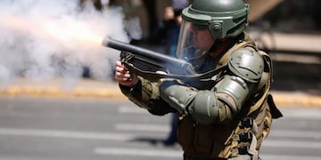 Policías resguardan el edificio Costanera Center en Santiago de Chile\u002E (EFE)