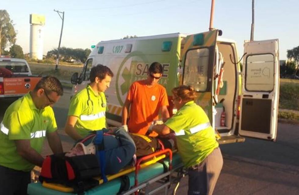 Una mujer resultó herida tras chocar contra un taxi