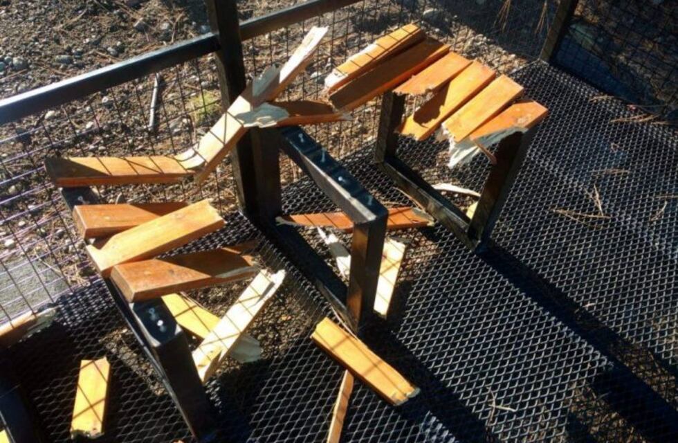 Acto de vandalismo: rompieron los bancos de los miradores panorámicos