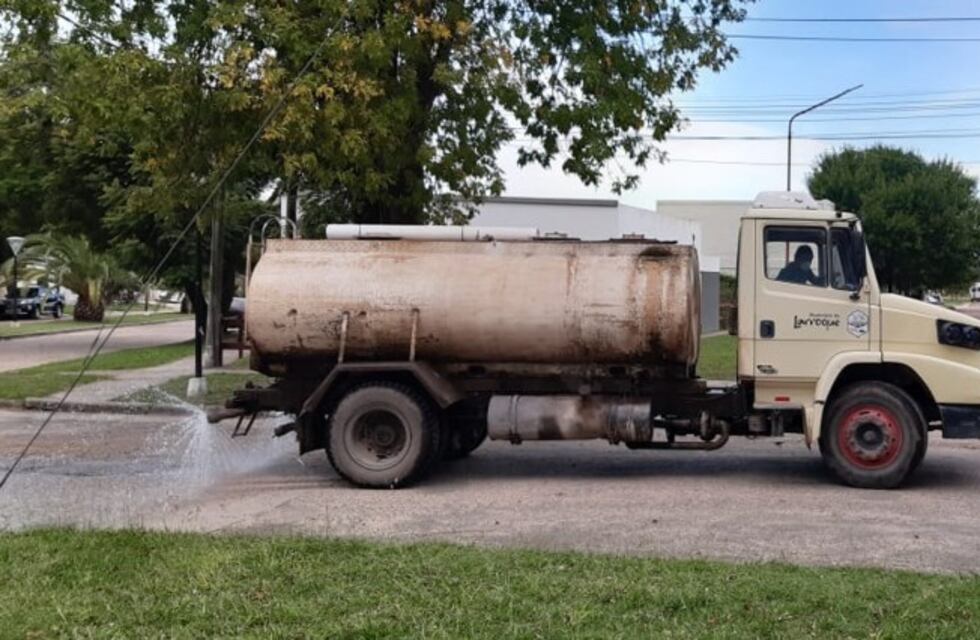Municipio entrerriano riega las calles con agua y lavandina
