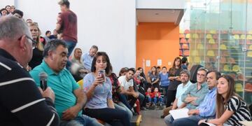 Catalfamo reunida con los damnificados\u002E Foto: El Diario de la República\u002E