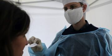 A healthcare worker performs an olfactory test to a patient at a coronavirus disease (COVID-19) testing centre in Nice, France, October 21, 2020\u002E REUTERS/Eric Gaillard