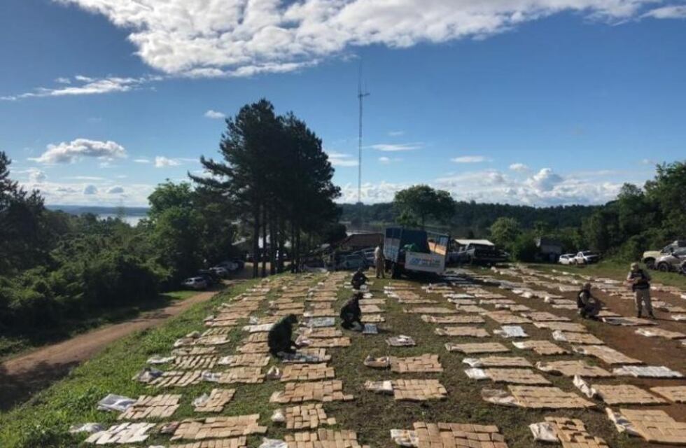 Jardín América: hallaron casi seis toneladas de marihuana en un camión