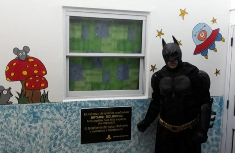 Batman platense inaugura una nueva obra en el hospital de niños