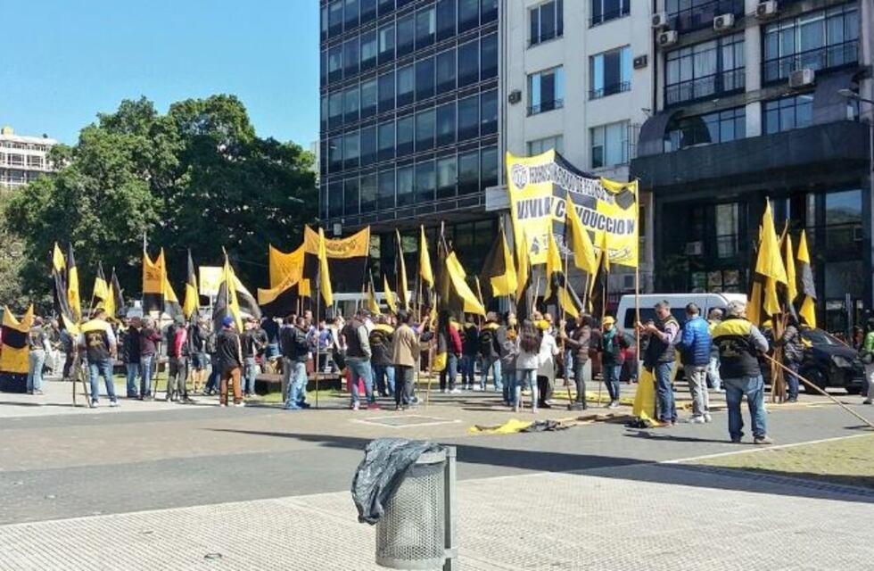 La protesta de los taxistas complicó el tránsito en el centro de la Ciudad
