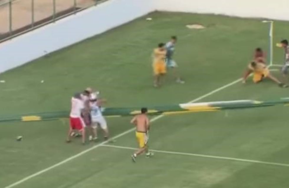 Piñas, patadas y una bandera robada: brutal pelea en el fútbol brasileño