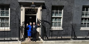 La primer ministra saliente Theresa May, y su esposo\u002E