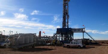 A drilling rig is seen in the Loma Campana Vaca Muerta shale oil and gas drilling site, own by Argentina's state-controlled energy company YPF, in the Patagonian province of Neuquen, Argentina June 22, 2017\u002E Picture taken June 22, 2017\u002E REUTERS/Juliana Castilla neuquen extraccion petroleo gas yacimiento de vaca muerta pozo extraccion en Loma Campana