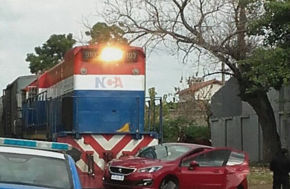 Tren arrolló a un automóvil en el que viajaban una mujer y un niño