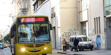La firma Rosario Bus tuvo que apelar al descubierto bancario para pagar sueldos\u002E (Archivo