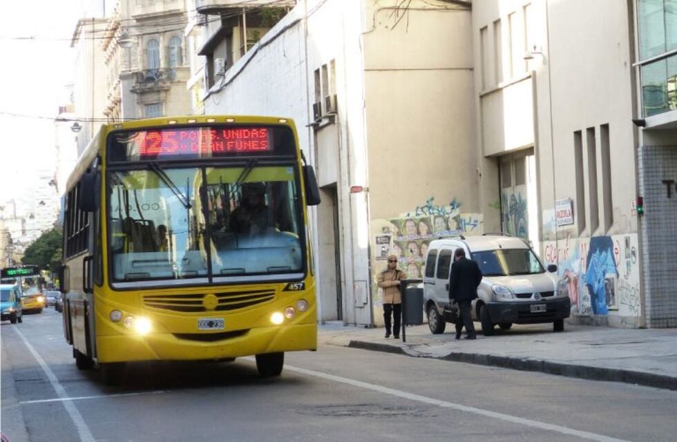 Apedrearon un colectivo y lesionaron en la cabeza a un bebé de ocho meses