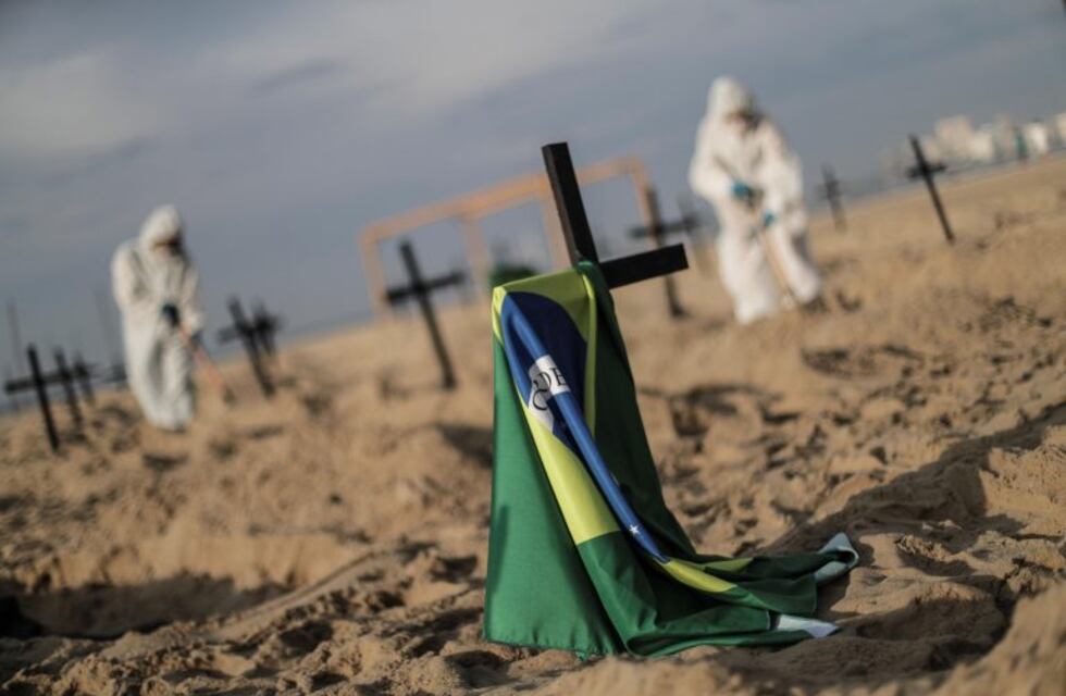 Protesta contra Jair Bolsonaro en Río: cavan tumbas en la playa de Copacabana
