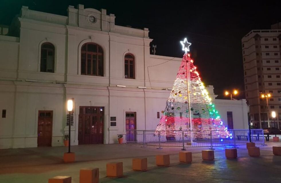 El Municipio instaló un arbolito de Navidad en el Museo Ferroportuario